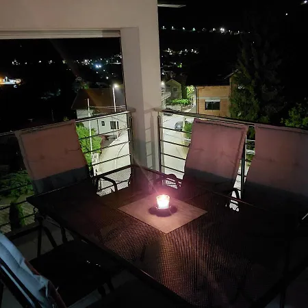 Kis Apartment *