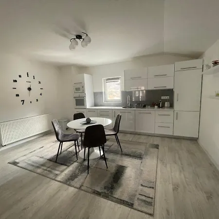 Kis Apartment *