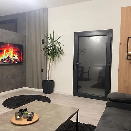 Kis Apartment *